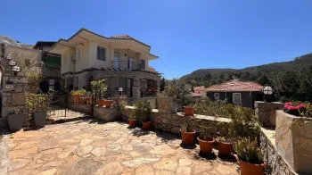 خانه خصوصی خانوادگی زیبا ساخته شده از سنگ در اوزوملو